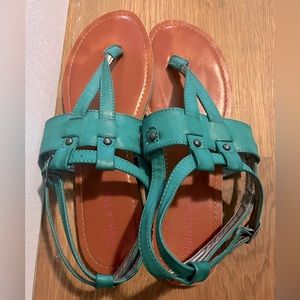 Turquoise green sandals. Pink & Pepper.
